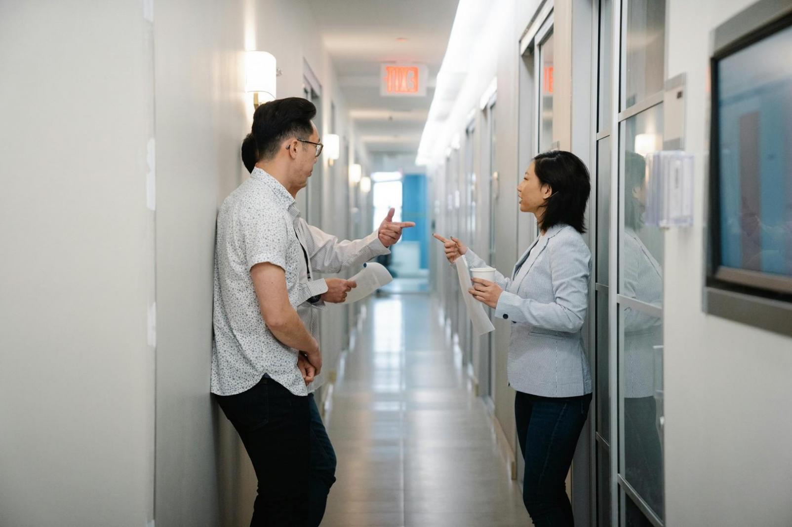 Участники программы во время практических занятий по ведению переговоров